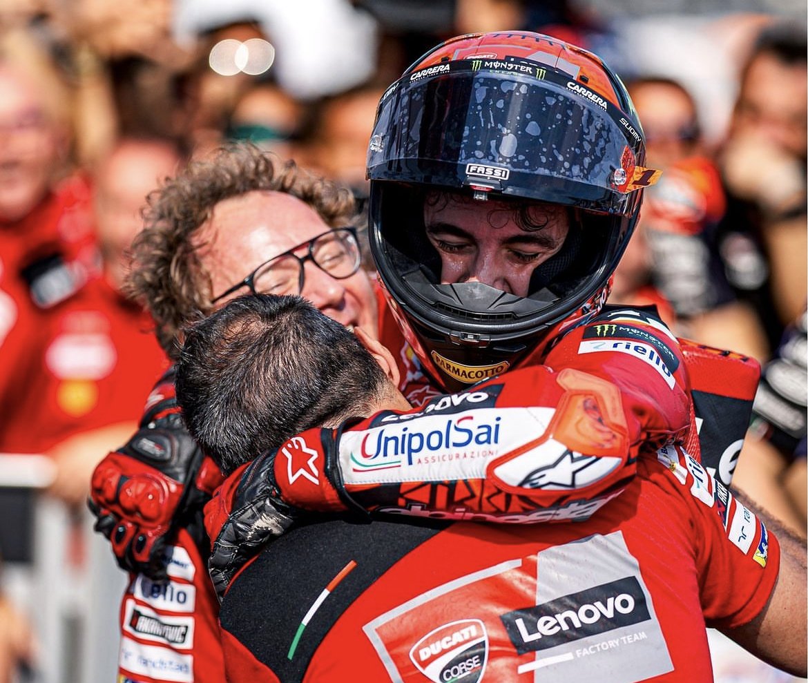 Bagnaia firma una victoria de autoridad y Álex Márquez amarra el subcampeonato: fiesta completa para Gresini con Aldeguer “rookie” del año