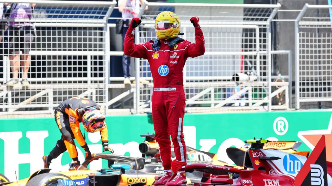 Lewis Hamilton celebrando la victoria