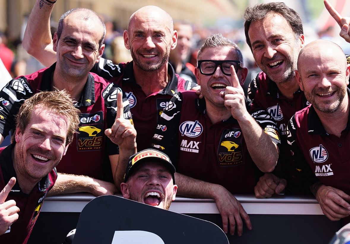 Jake Dixon, de Moto2, con su equipo