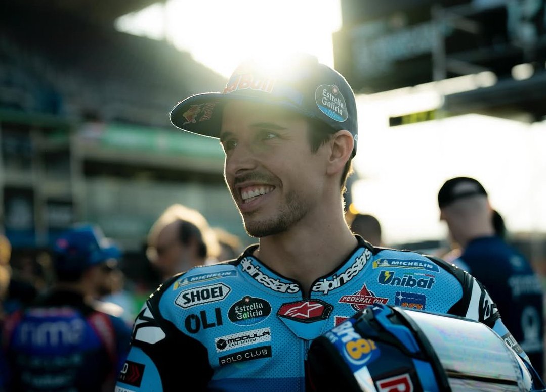 Álex Márquez sonriente en la parrilla