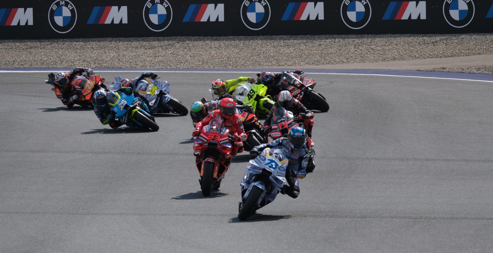 La parrilla de MotoGP alza la voz tras el accidente de Moto3: “Pienso que correr 10 vueltas después de ver lo que pasó no fue correcto”
