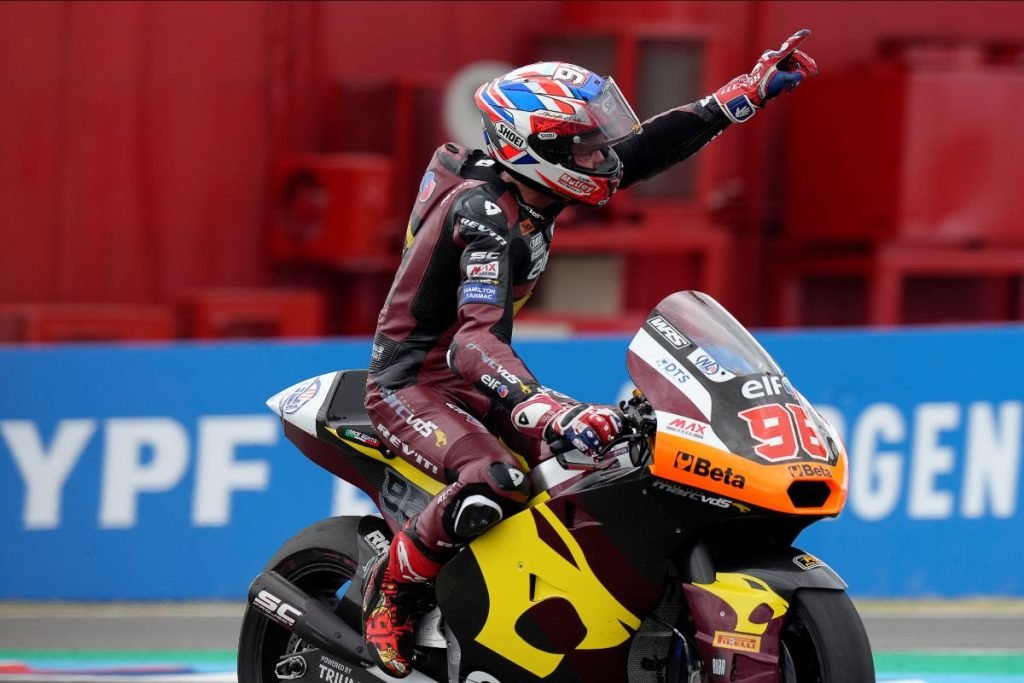 Golpe al mundial de Moto2: Moreira coge las riendas de la categoría con el cero de Manu González
