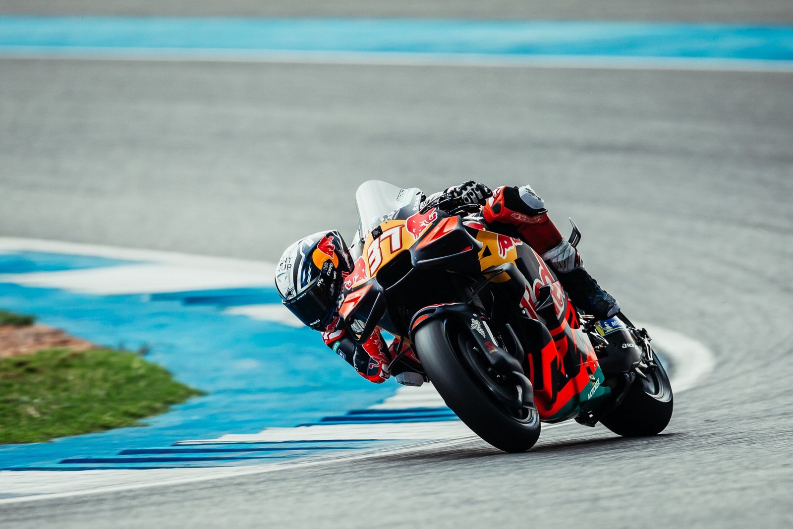 Pedro Acosta asalta Buriram: primera victoria tras el duelo salvaje con Márquez en la Sprint