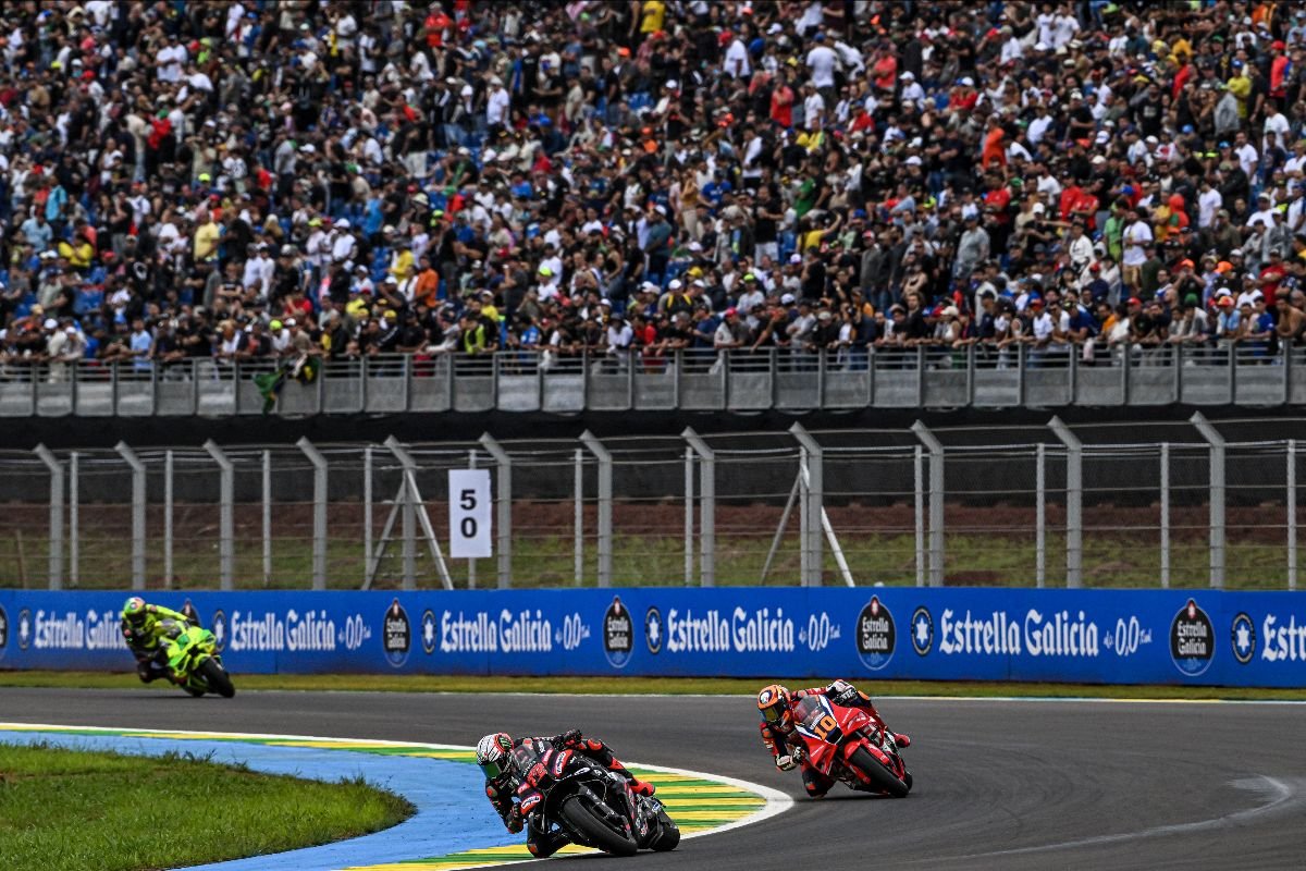 Giro total en MotoGP Brasil: la Sprint abre la acción tras el retraso y Moto2 y Moto3 se aplazan