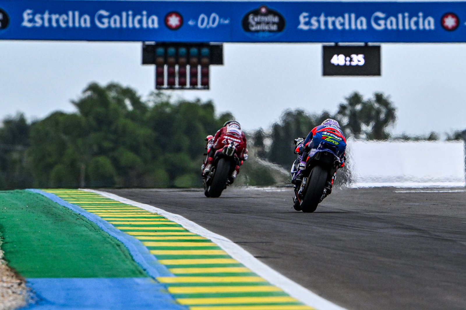 El asfalto cede en Goiânia: la lluvia levanta la recta y provoca un parón en el horario del sábado de MotoGP