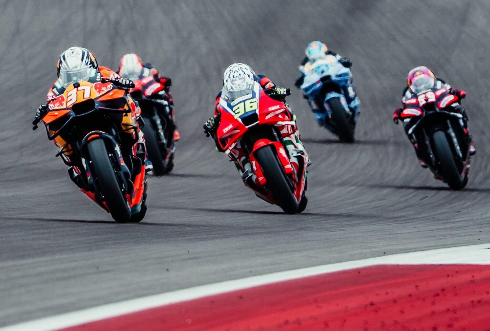 Pedro Acosta sobrevive al caos y celebra sus 100 GP con podio: “Nos hemos tenido que agarrar a este podio como un clavo ardiendo”