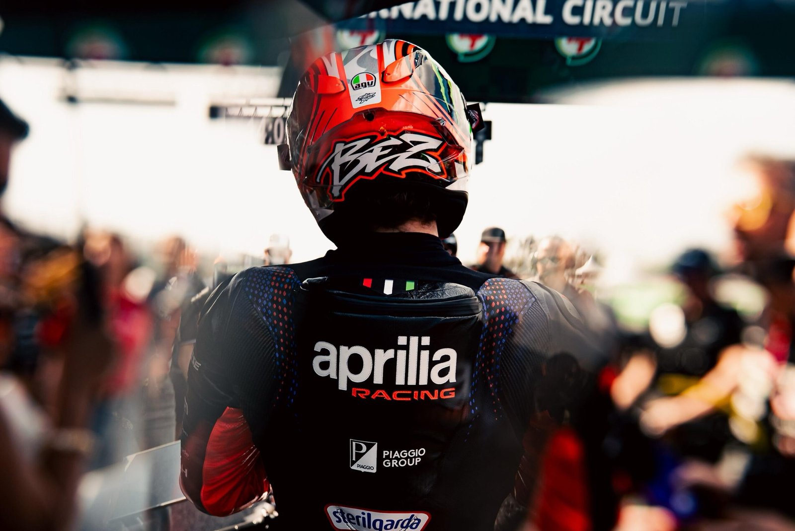 Bezzecchi conquista Tailandia en una carrera caótica: pinchazo de Márquez y remontada de Acosta