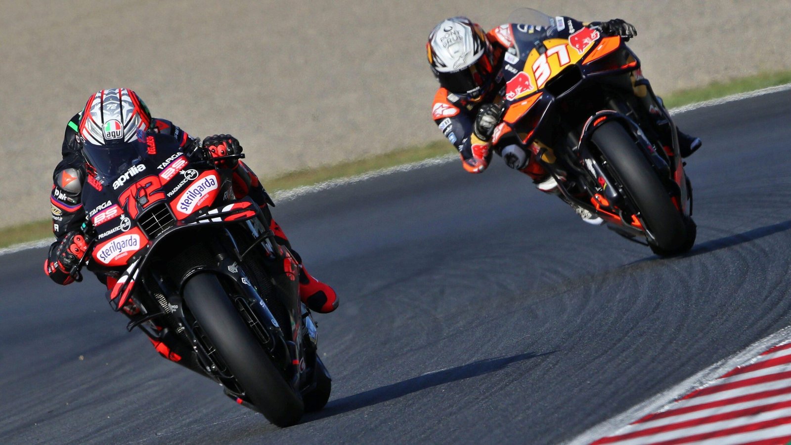 El incidente entre Bezzecchi y Acosta desde los ojos de los protagonistas: “Cuando volví a meter la cabeza dentro del carenado, estaba muy cerca y no pude evitar el contacto”