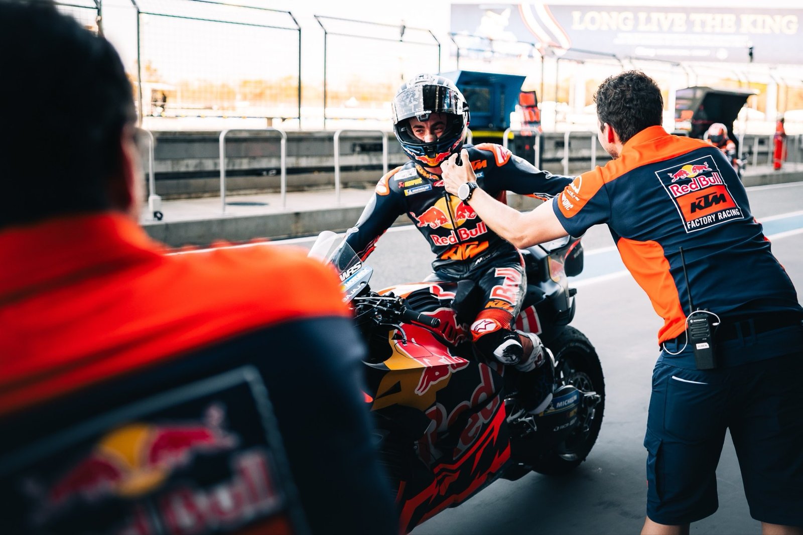 Pedro Acosta lidera el primer libre de MotoGP en Brasil en una sesión marcada por la lluvia