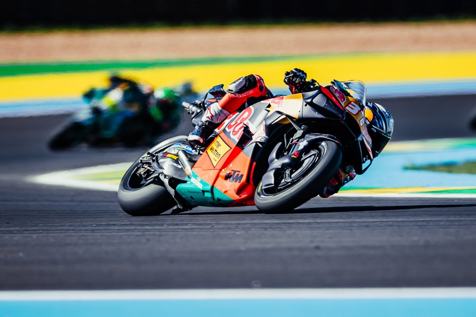 Pedro Acosta manda en Austin tras la caída de Márquez: susto y bandera roja en el FP1