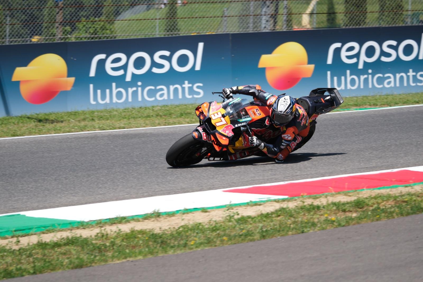 Pedro Acosta encuentra motivos para sonreír en Mugello: “He podido ver cómo gestiona las carreras un campeón como Marc”