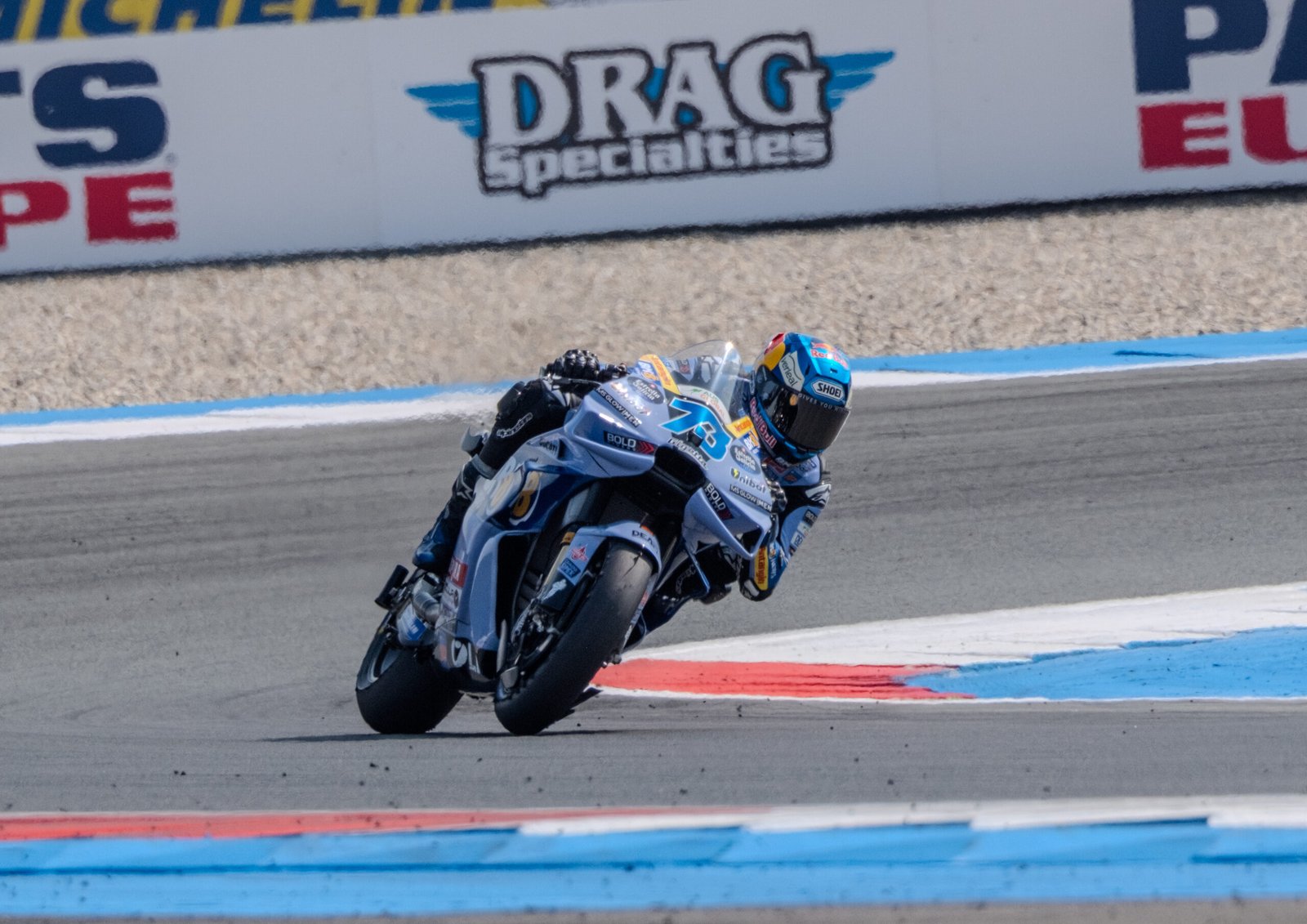 Álex Márquez aprieta los dientes tras su dura caída: “Estoy muy destrozado, pero lo importante es que puedo subirme a la moto”