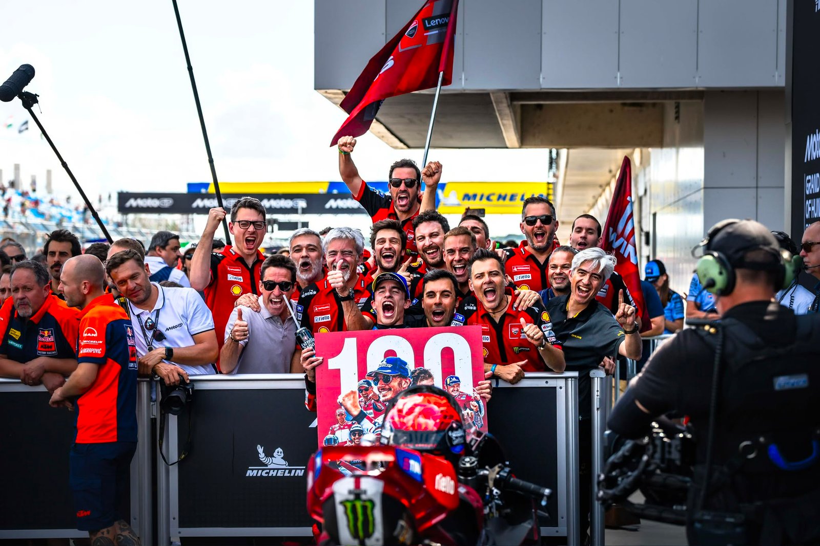 Tardozzi abre la puerta a la remontada de Márquez: “Quedan 14 carreras y cualquier cosa puede pasar”