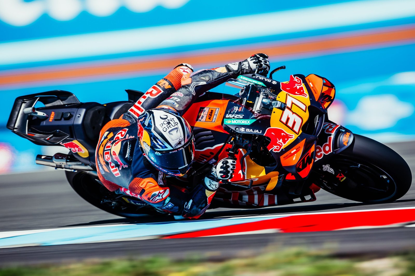 Pedro Acosta señala a Aprilia tras el primer día en Brno: “Han encontrado algo mucho mejor que los demás”