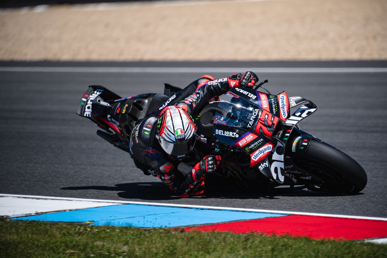 Marco Bezzecchi responde tras la sanción y lidera en Assen mientras Marc Márquez sufre una caída