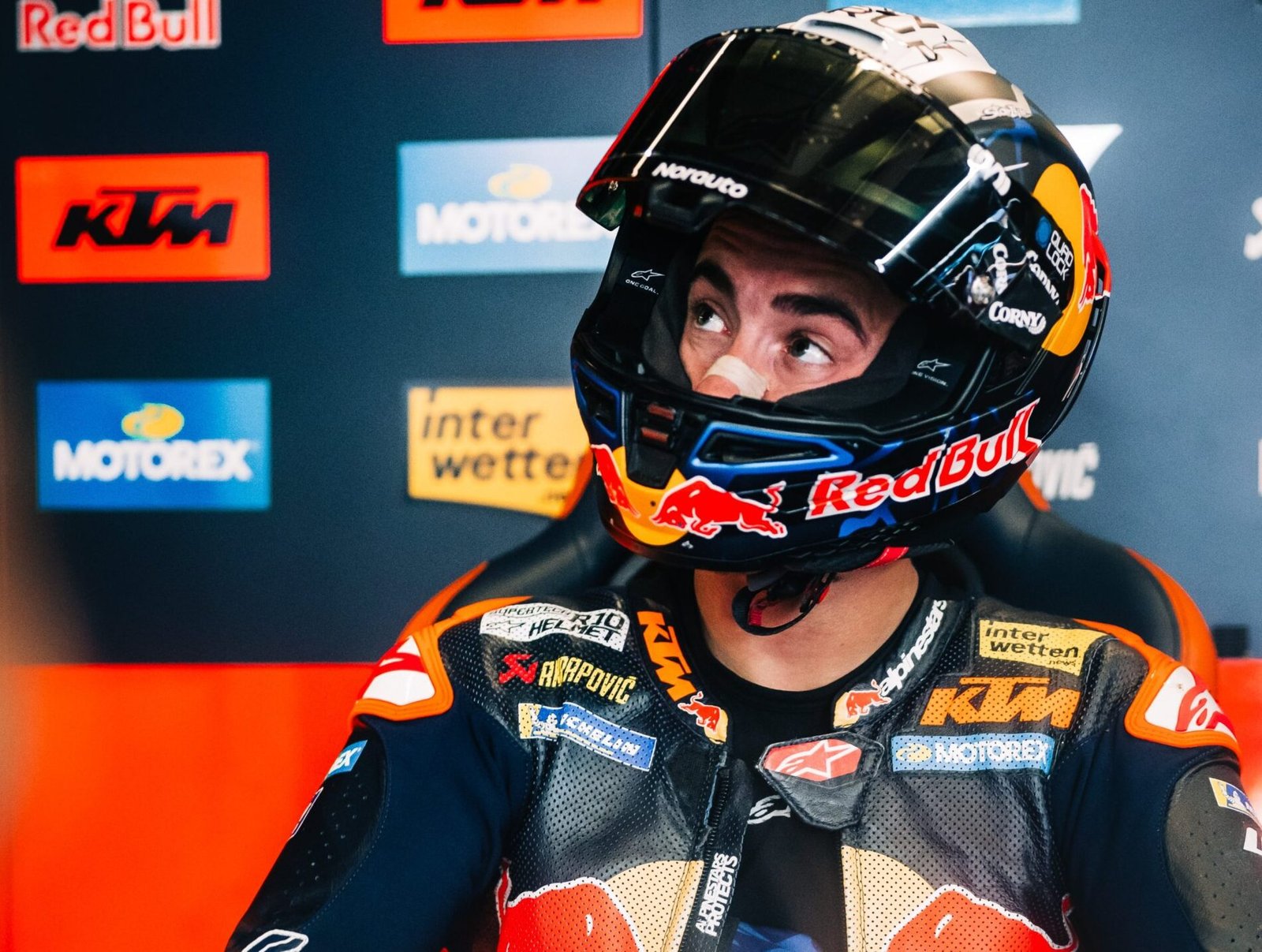 Pedro Acosta señala a KTM tras su caída en Brno: “Si queremos luchar por algo, estos problemas no deberían pasar”