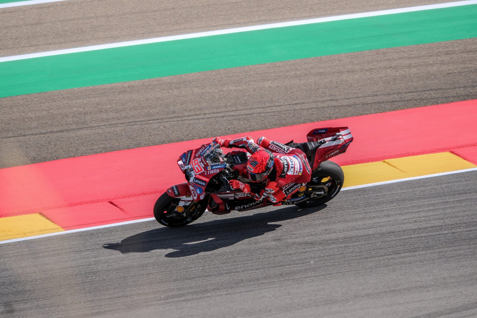 Marc Márquez marca el ritmo en MotorLand y confirma su candidatura: Raúl Fernández aprieta y Aprilia responde