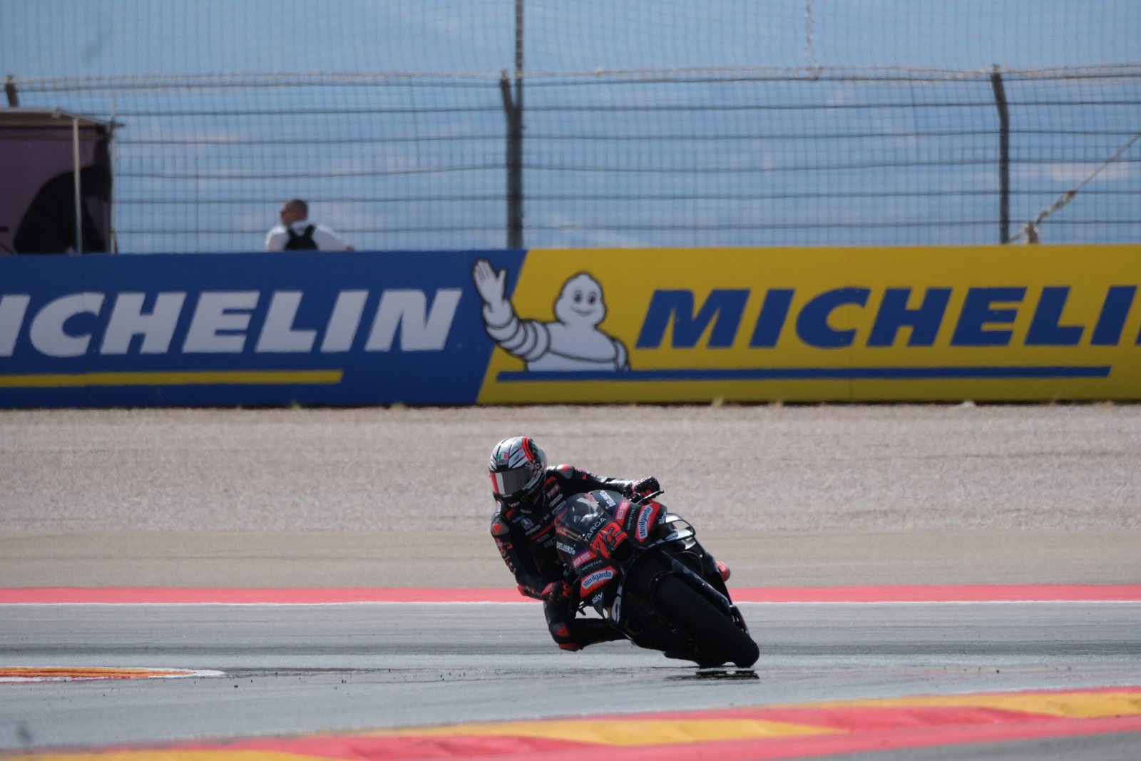 Bezzecchi sorprende en Aragón y rompe el dominio de los Márquez en la Practice; Zarco firma un regreso espectacular y Bagnaia vuelve a sufrir